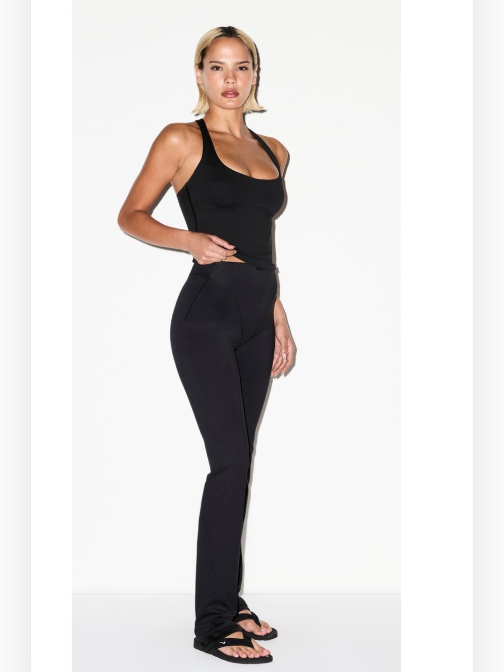 NWT NikeSKIMS Matte Women's V-Line 39" Straight Legging-M